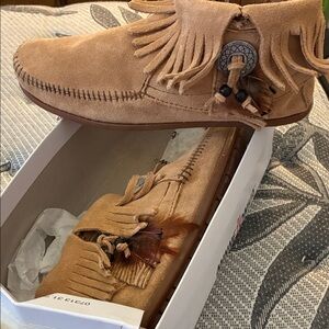 Minnetonka Tan Fringe Western Boots